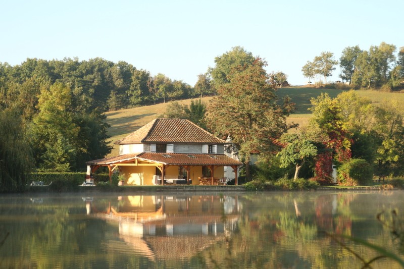 carp fishing lakes with accommodation and pools